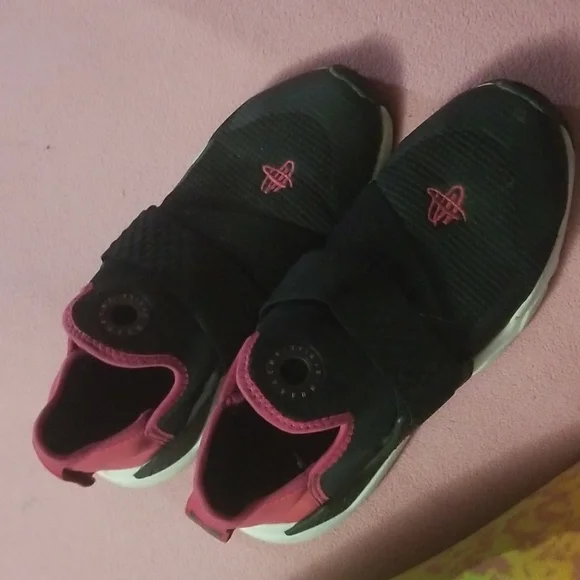 Hurache Sneakers - Picture 1 of 3